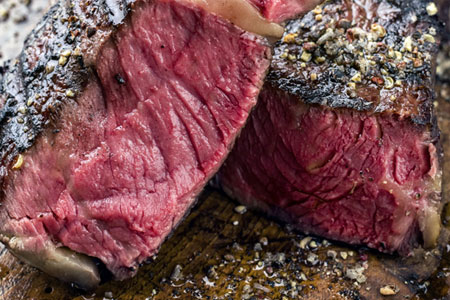 „Dry aged“ Rib-Eye-Steak mit Pfefferkruste